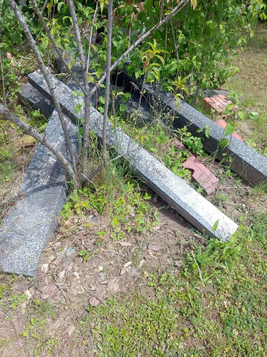 (reserviert) Grabeinfassung