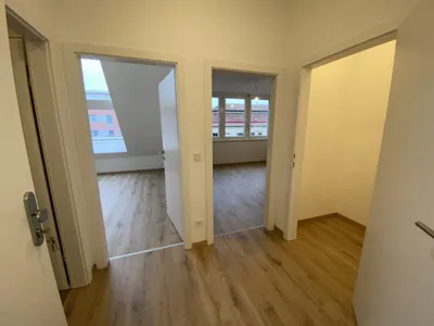 Moderne 2-Zimmer Dachgeschoßwohnung mit Einbauküche und Fußbodenheizung in 1150 Wien! – Bild 3