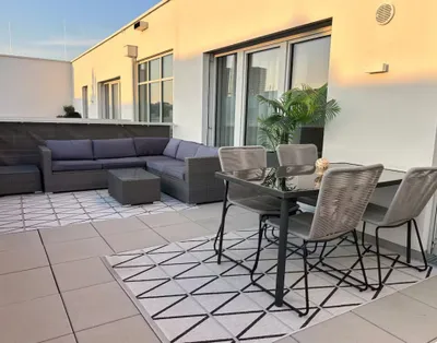Möblierte Luxus Dachterrassen-Wohnung in Ruhelage + Klima + TG Stellplatz – Bild 3
