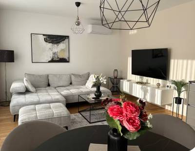 Möblierte Luxus Dachterrassen-Wohnung in Ruhelage + Klima + TG Stellplatz