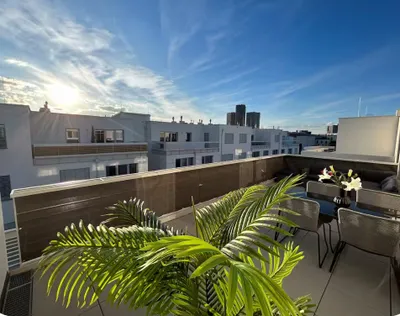 Möblierte Luxus Dachterrassen-Wohnung in Ruhelage + Klima + TG Stellplatz – Bild 2