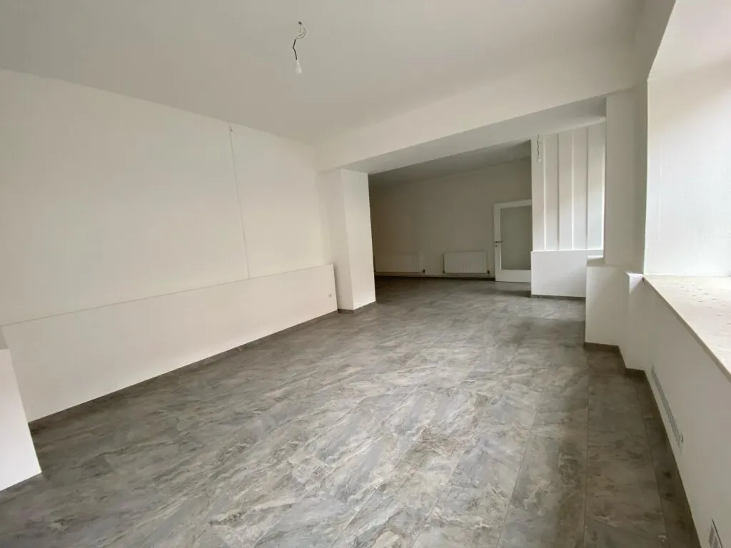 Ihr neues Geschäftsdomizil: 141 m² mit ebenerdiger Zugänglichkeit, 4 Räumen, 2 WC und einer geräumigen Terrasse in bester Lage - Vereinbaren Sie noch heute eine Besichtigung! - Ansicht 2