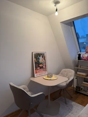 Moderne 2-Zimmer-DG-Wohnung | 43 m² + 12 m² Balkon | Deckenkühlung | 1110 Wien – Bild 2