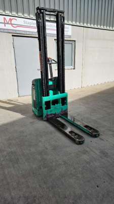 Mitsubishi Hochhubwagen, Initialhub Gabelstapler