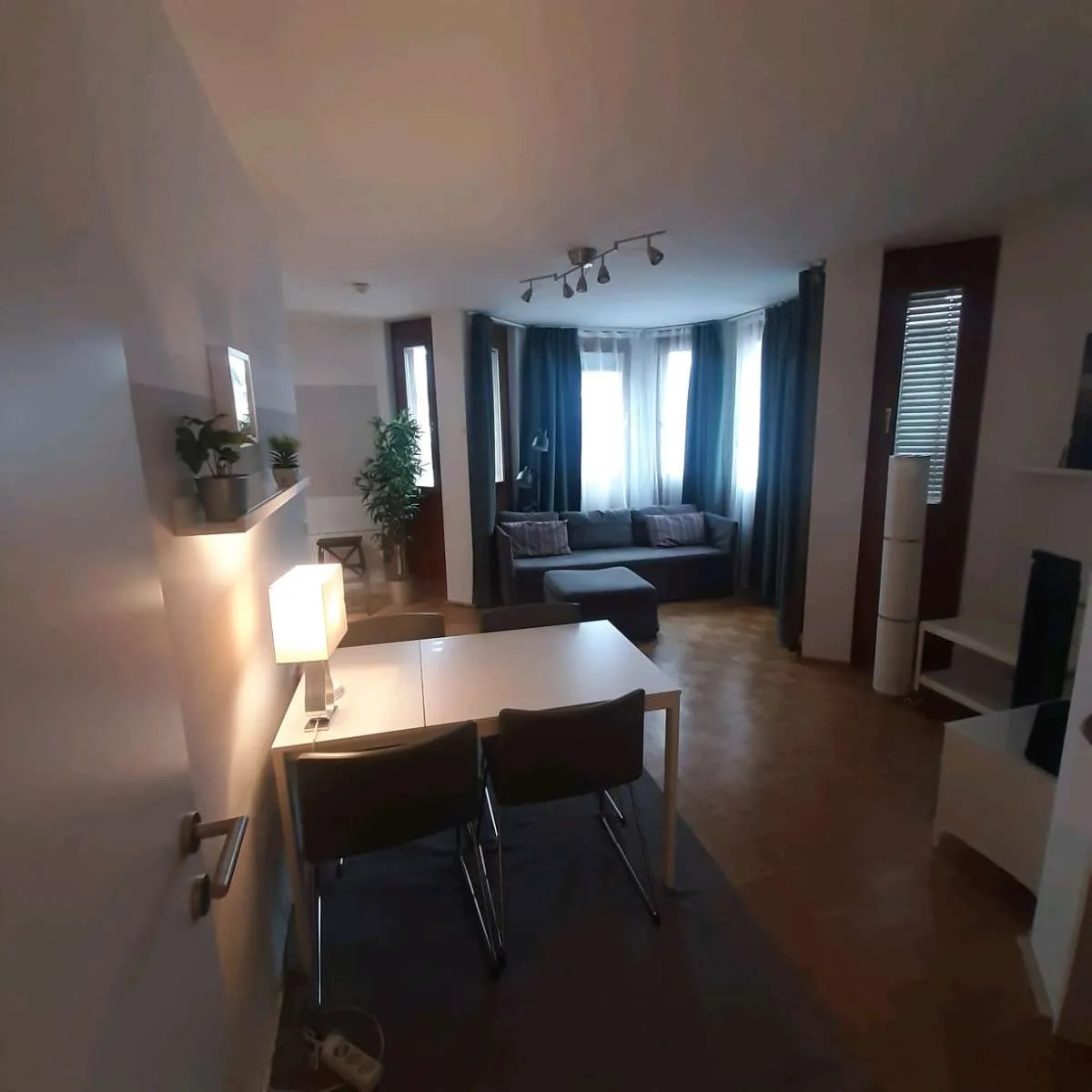 100 € / Tag. Helle, komplett möblierte Wohnung tage- oder wochenweise zu vermieten, Wien