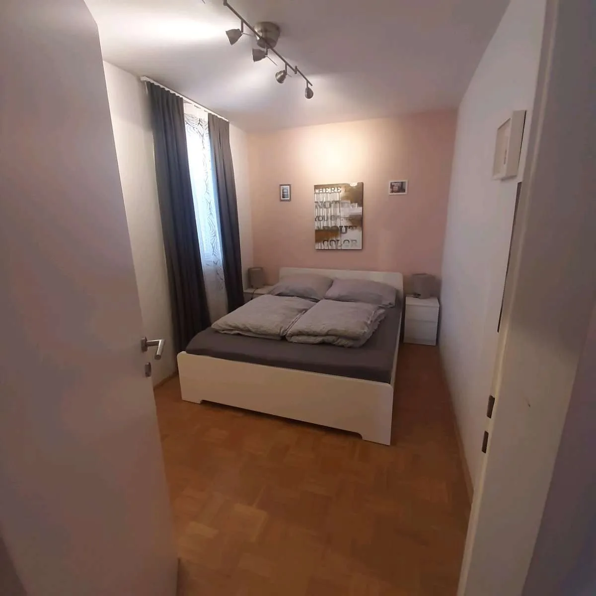 100 € / Tag. Helle, komplett möblierte Wohnung tage- oder wochenweise zu vermieten - Ansicht 2