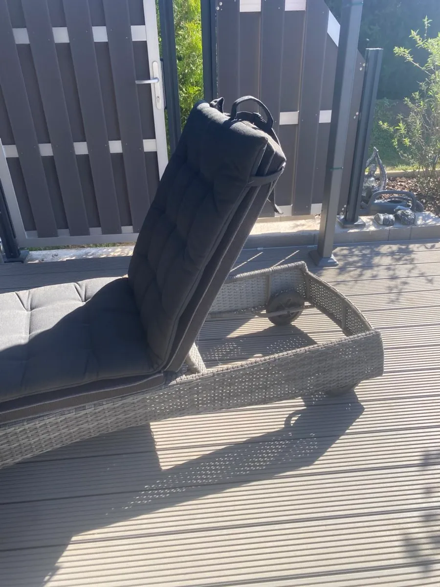 Rattan Sonnenliege, € 50,- (2201 Gerasdorf)