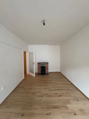 renovierte 2-Zimmer-Wohnung mit Lift – Bild 2
