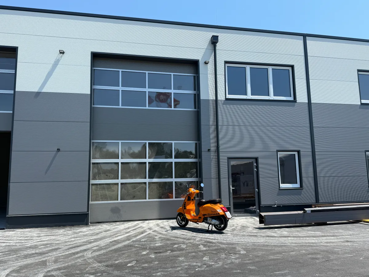 Moderne Gewerbehalle in Ansfelden mit Zwischenebene, 3 Parkplätzen und hoher Einfahrt - Ansicht 2