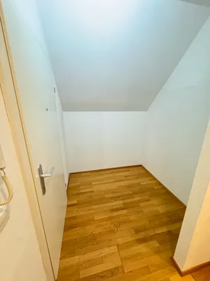 Provisionsfreie 2-Zimmer-DG-Wohnung | Balkon | Lift | Hohe Räume | U1-Nähe – Bild 3