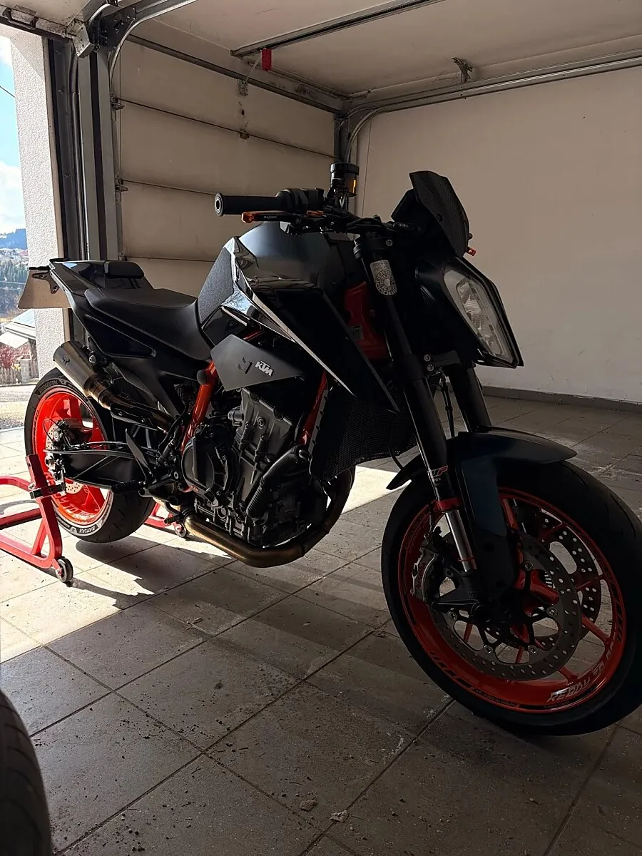 KTM 890