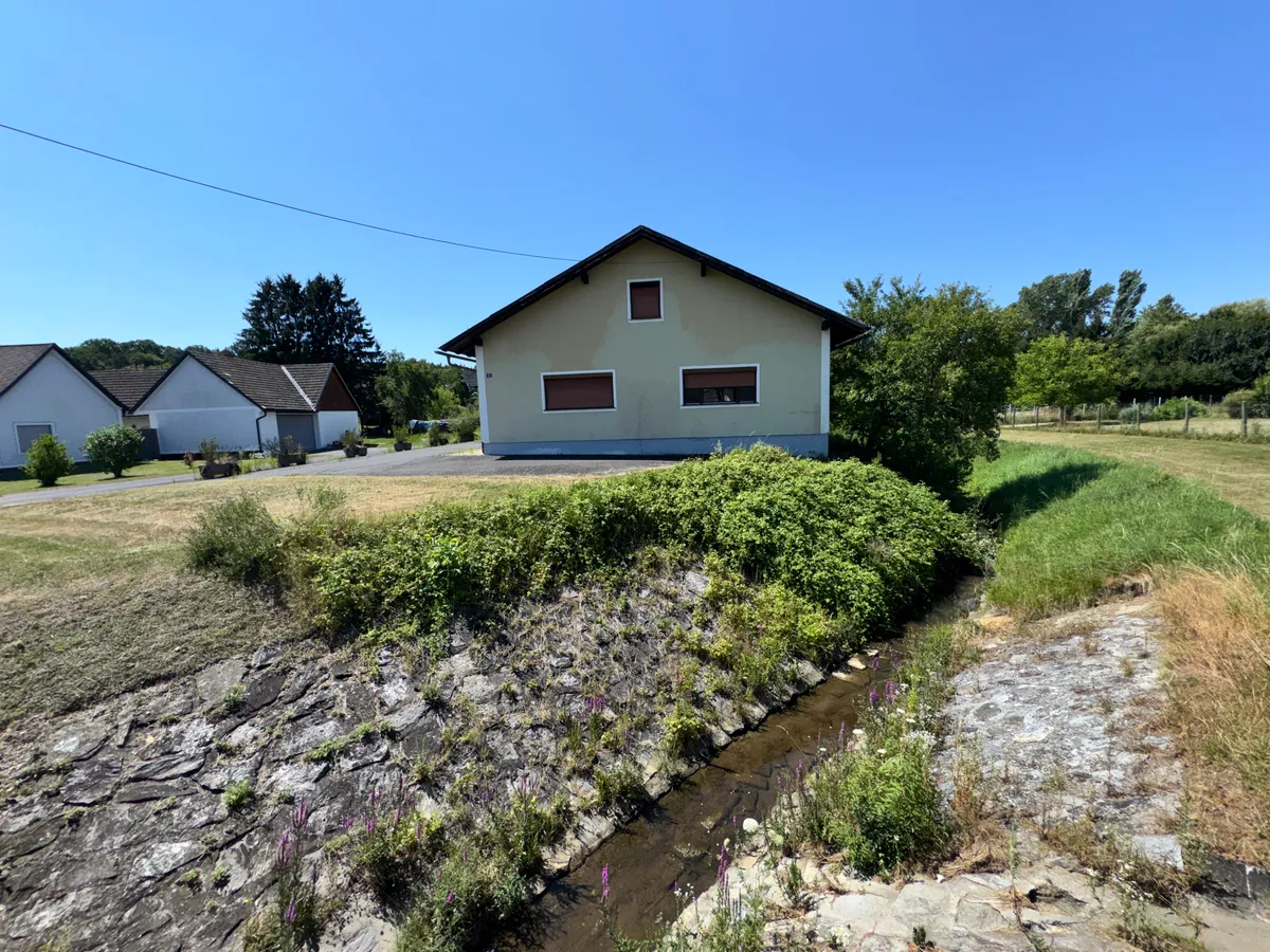 Großzügiges Wohnhaus (ca. 200m²) mit großem Garten, Garage und Nebengebäude in Welten - St. Martin - Ansicht 3