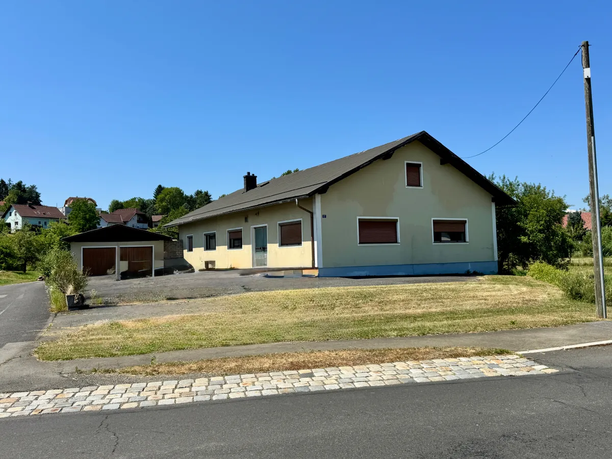Großzügiges Wohnhaus (ca. 200m²) mit großem Garten, Garage und Nebengebäude in Welten - St. Martin - Ansicht 2