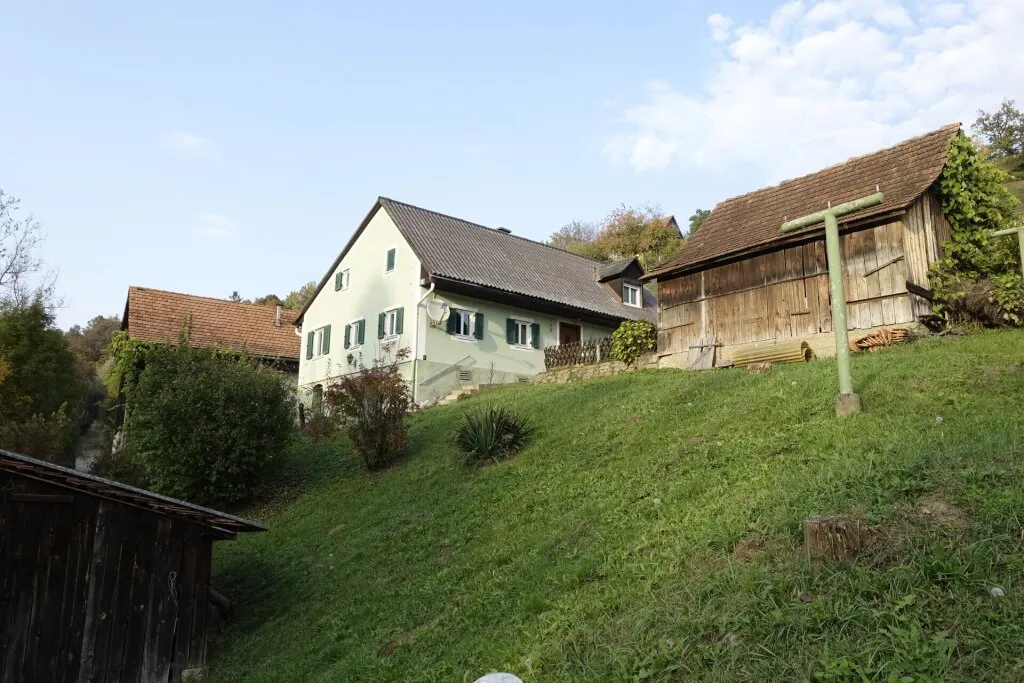 Einfamilienhaus mit Nebengebäuden in ruhiger Sackgassenlage in begehrter Lage am Fuße des Gedersbergs! – pohled 2