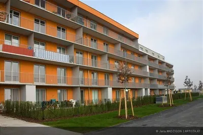 Vier-Zimmer-Wohnung mit Loggia und Balkon – Bild 3