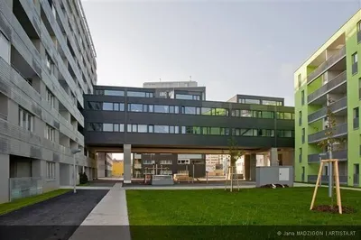 Vier-Zimmer-Wohnung mit Loggia und Balkon – Bild 2