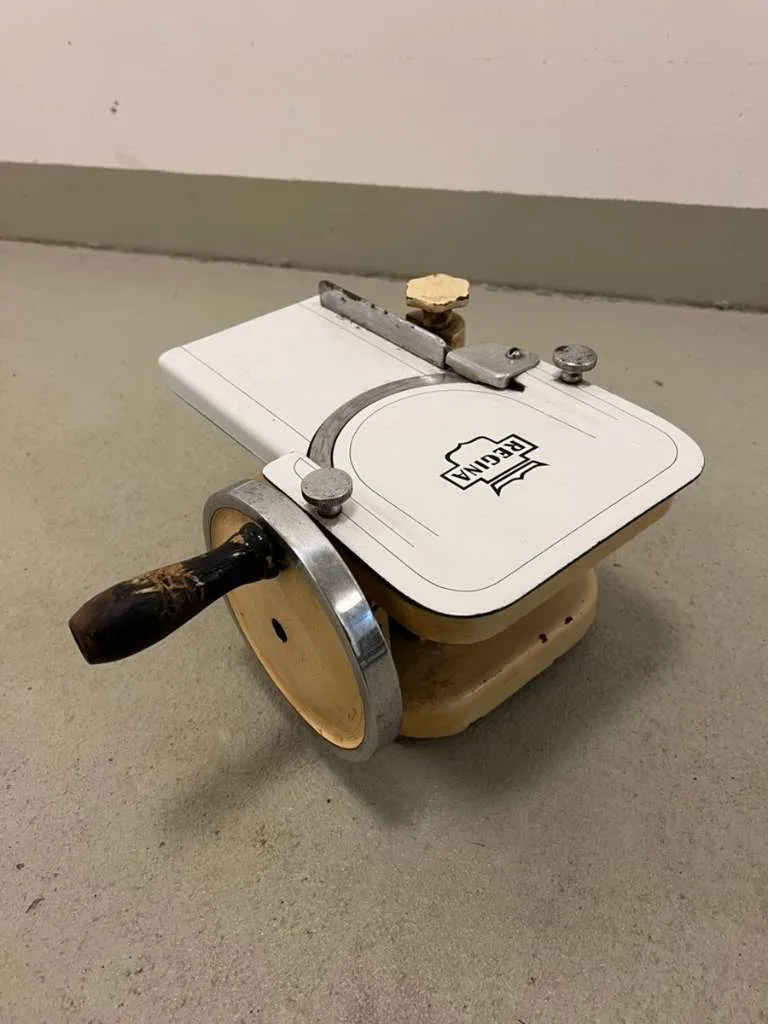 Retro Regina Schneidemaschine Aufschnittmaschine Brotschneidemaschine Wurstschneidemaschine Universalschneidmaschine Robuste Aufschnittmaschine Gusseisen Edelstahl Mechanisch Höhenverstellbar Wurstschneider Brotschneider Küchenmaschine, € 160,- (8010
