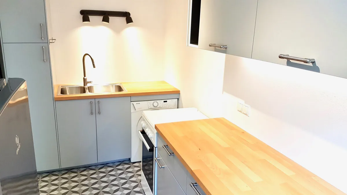 Zentrale Innenhof-Ruhelage! Dreizimmerwohnung mit Loggia! Tolle Verkehrsanbindung und Infrastruktur - Ansicht 2