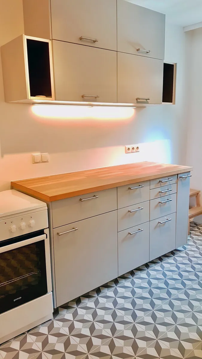 Zentrale Innenhof-Ruhelage! Dreizimmerwohnung mit Loggia! Tolle Verkehrsanbindung und Infrastruktur - Ansicht 3