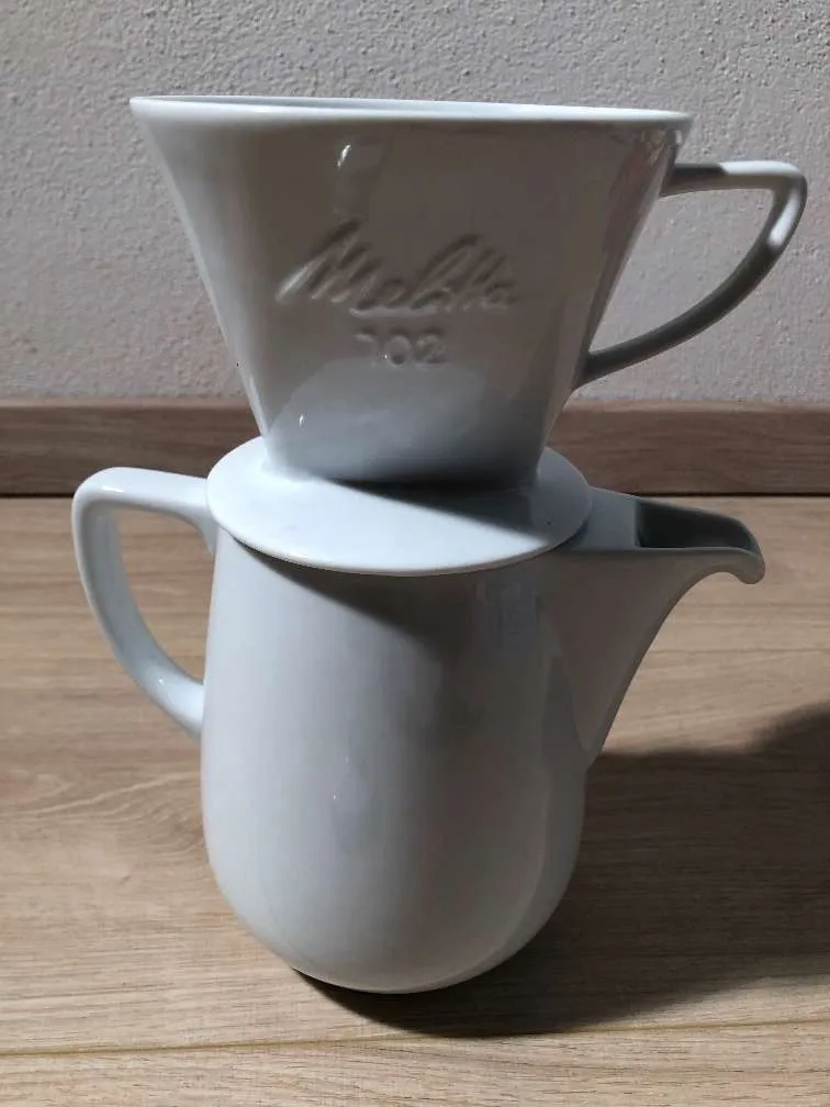 Kaffeekanne und Filter aus Porzellan von Melitta, € 25,- (3073 Hochgschaid)