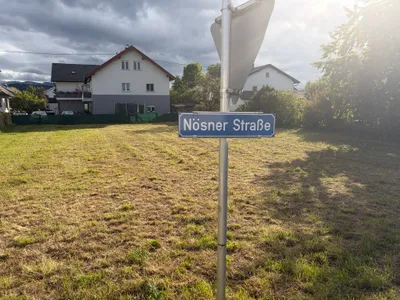 Grundstück kaufen in Vöcklabruck – 884 m², € 288.000 – Bild 1 von 3
