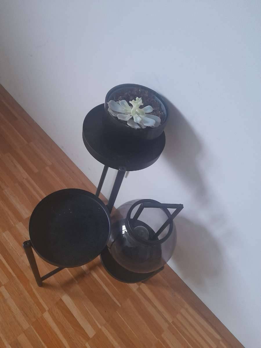 Blumenstnder Metall schwarz,  15,- (5113 Eching) - willhaben