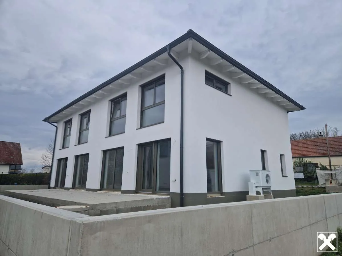 WOHNEN AN DEN DONAUAUEN UND AM WAGRAM: MODERN, MASSIV & HOCHWERTIG WOHNEN IN DER WEINREGION WAGRAM MIT BESTER INFRASTRUKTUR UND VERKEHRSANBINDUNG – pohled 3