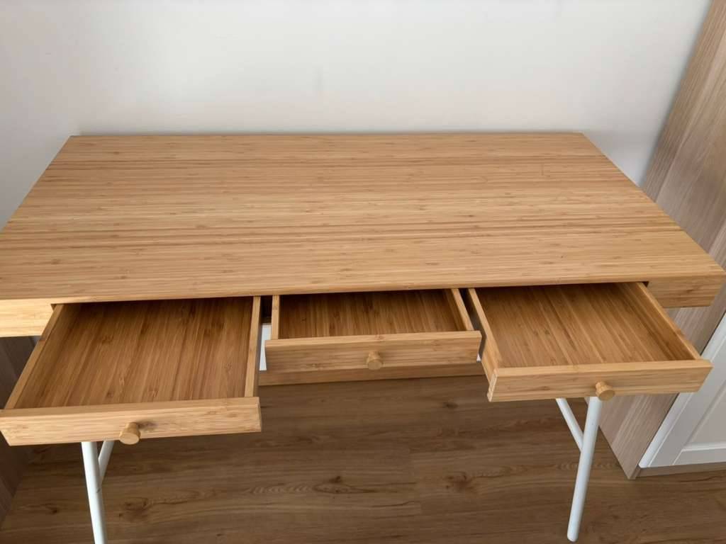 Schreibtisch LILLASEN aus Bambus, Ikea,  95,- (6176 Vls) - willhaben