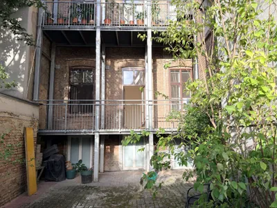 Ruhige wunderschöne Innenhof Wohnung mit ca. 10 m2 Balkon Mitten im 5. Bezirk // BITTE NUR SCHRIFTLICH ANFRAGEN
