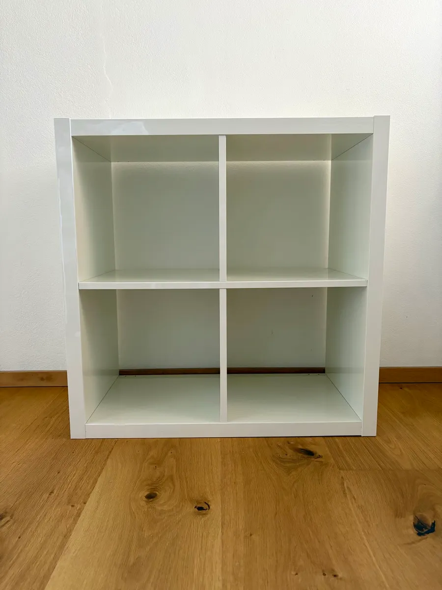 IKEA KALLAX Regal Hochglanz weiß, € 30,- (6393 St. Ulrich am Pillersee)