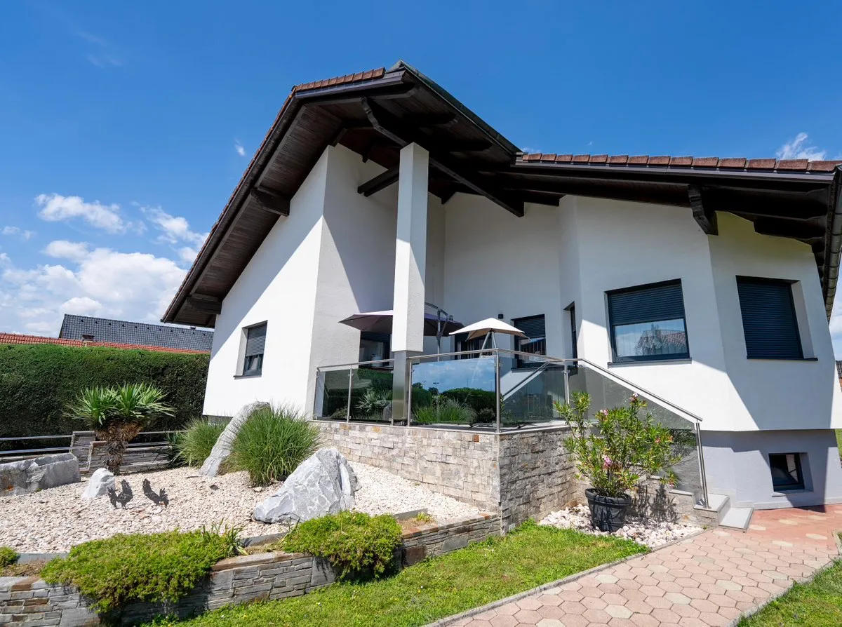 Zeitloser Bungalow in Feldkirchen bei Graz - mit repräsentativer Einfahrt - Ansicht 2