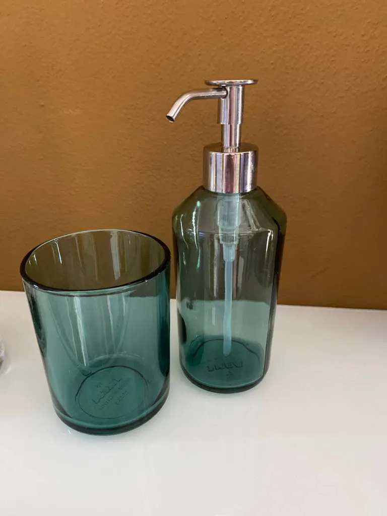 Ikea Seifenspender + Becher. NEU, € 3,50 (1230 Wien)