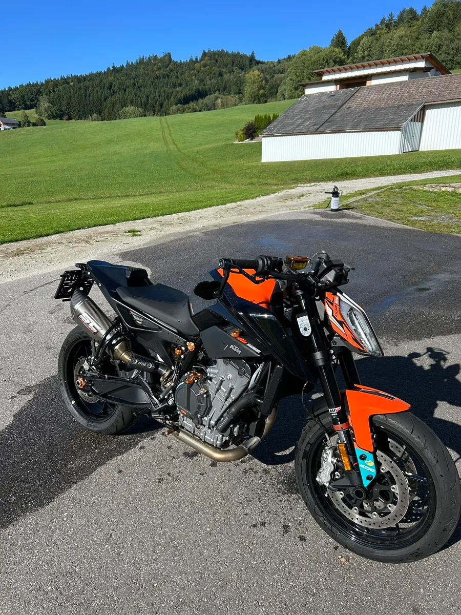 KTM 890