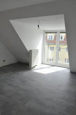 *NEU saniert* - 2 Zimmer Dachgeschoss Maisonette inkl. Balkon & Schwimmteich – Bild 2
