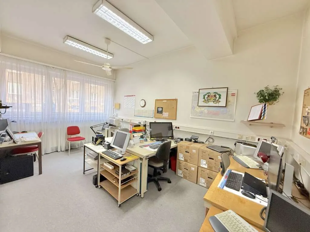 Inzersdorfer Straße | Büro mit zwei großzügigen Arbeitszimmern und einem Kellermagazin mit rund 84 m² zu mieten – pohled 2