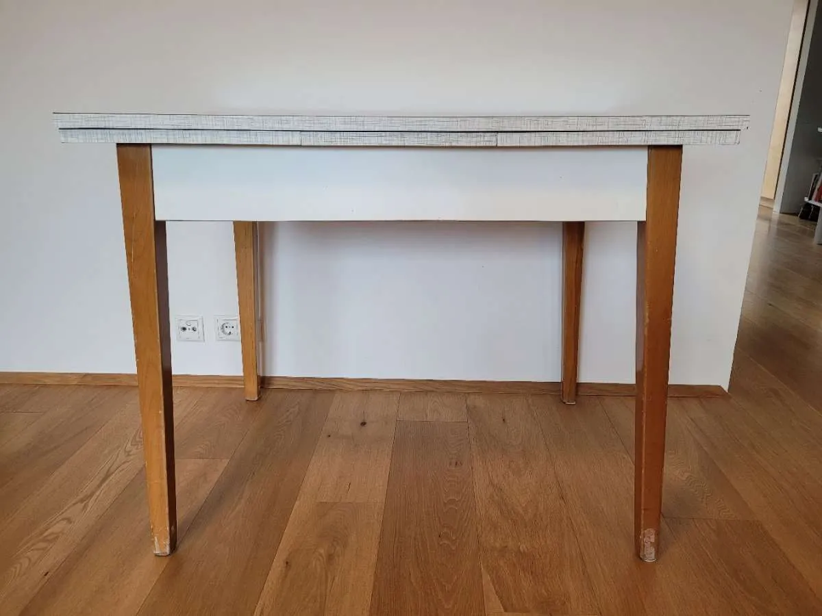 Alter, gebrauchter Resopal-Küchentisch mit kleinem Defekt, € 0,- (1030 Wien)