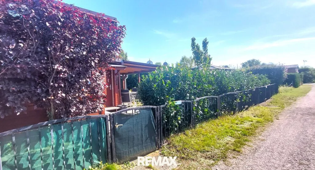 Mobilheim mit Terrasse auf Doppelparzelle - Ansicht 2
