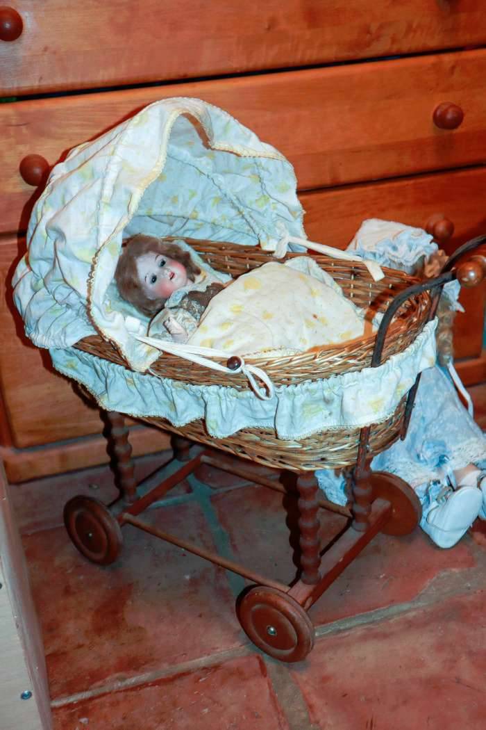 antiker Puppenwagen aus Holz / Rattan - Kinderwagen, Wagen, Korbwagen,  Spielzeug, Natur, Holz, Eisen, 100% Baumwolle, Antiquitt, Holzspielzeug,   25,- (2521 Trumau) - willhaben