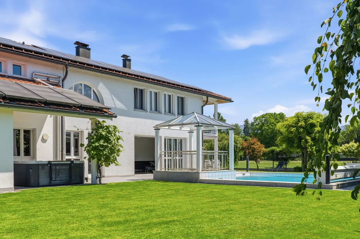 Exklusive Villa mit traumhafter Poollandschaft in absoluter Ruhelage - Ansicht 2