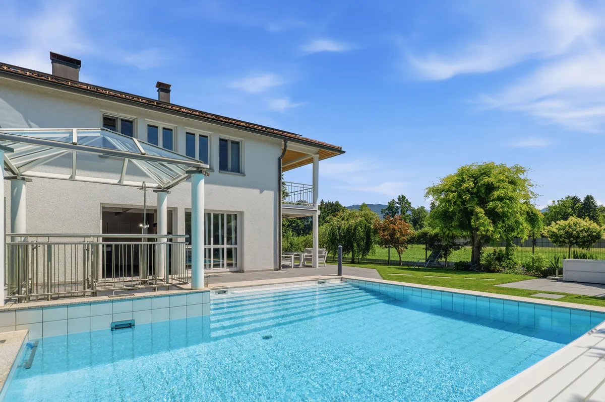 Exklusive Villa mit traumhafter Poollandschaft in absoluter Ruhelage - Ansicht 3