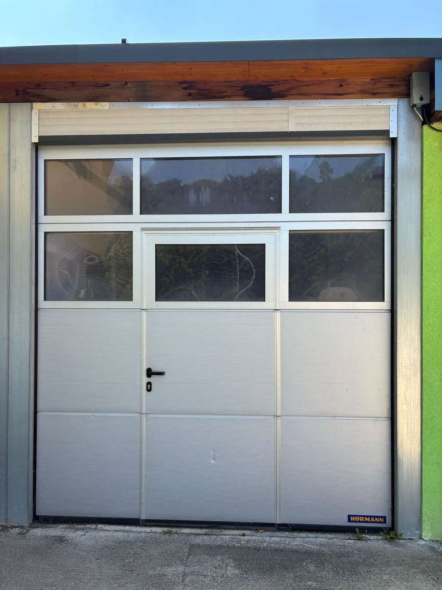 Garage mit Sektionaltor - Ansicht 2