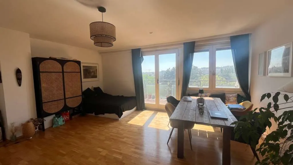 Helles 30 m² Zimmer mit eigenem Balkon in bunter Berufstätigen-WG mit Garten - Widok 2