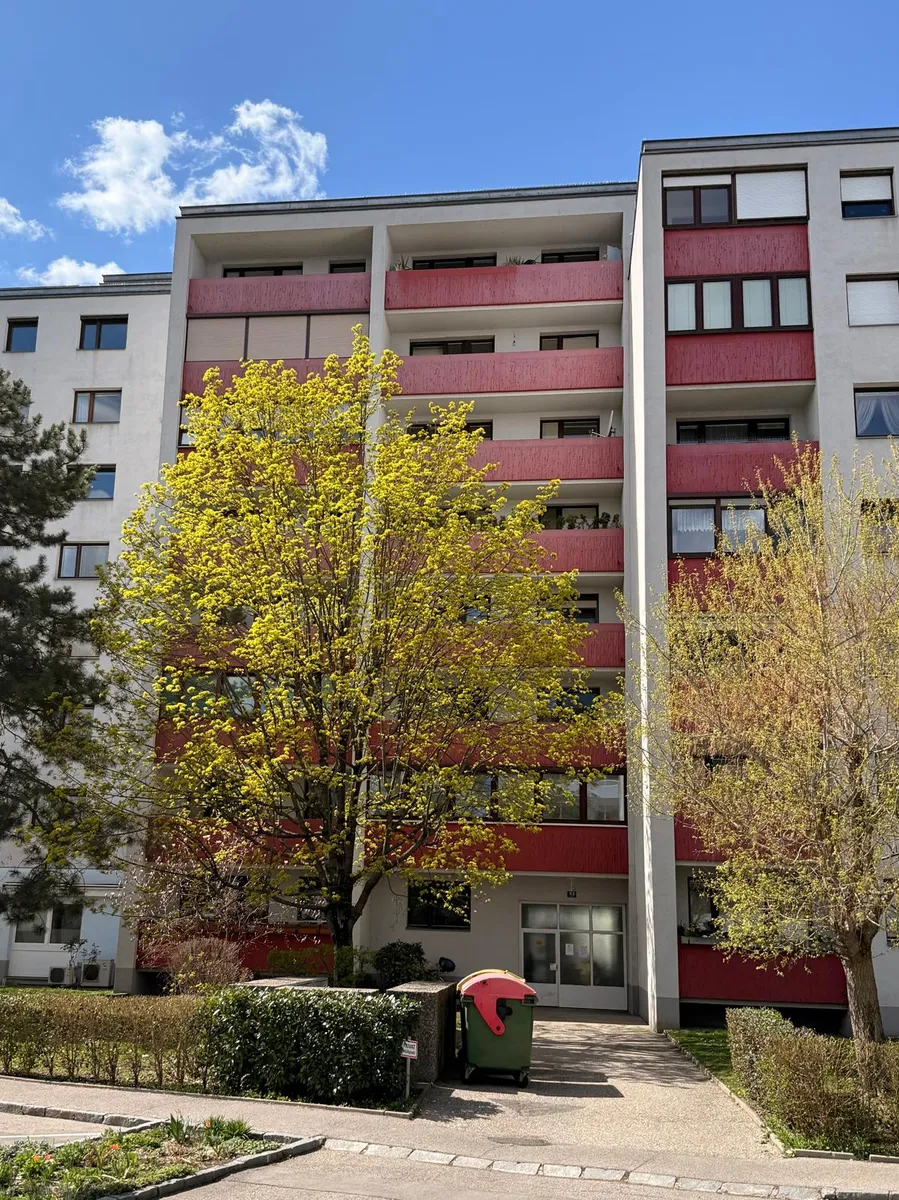 Erstbezug einer generalsanierten Wohnung mit Ausblick, Loggia & Parkplatz - Ansicht 2