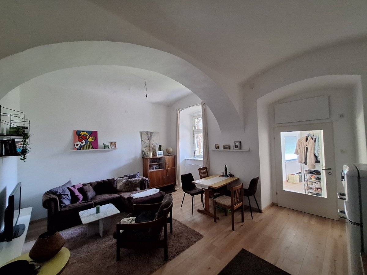 Altbauwohnung mit Gewölbe, Kernsaniert und ruhiger Innenhoflage am Schlossberg - Ansicht 2