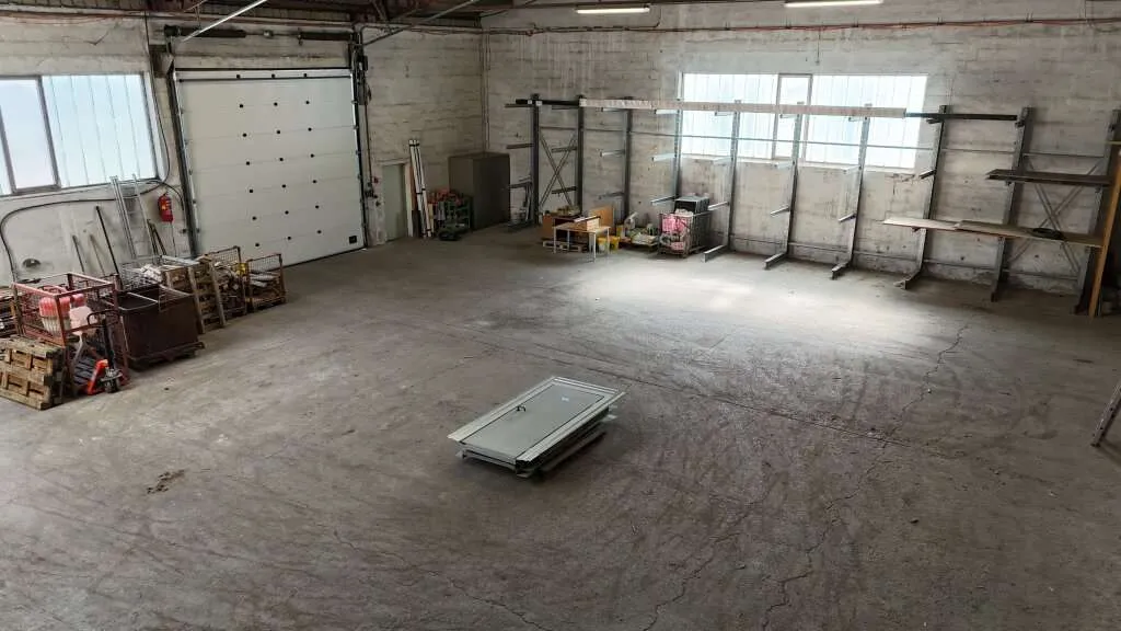 Geräumige Lagerhalle (350m²) mit zwei hohen Einfahrten - vielseitig nutzbar! - Ansicht 2
