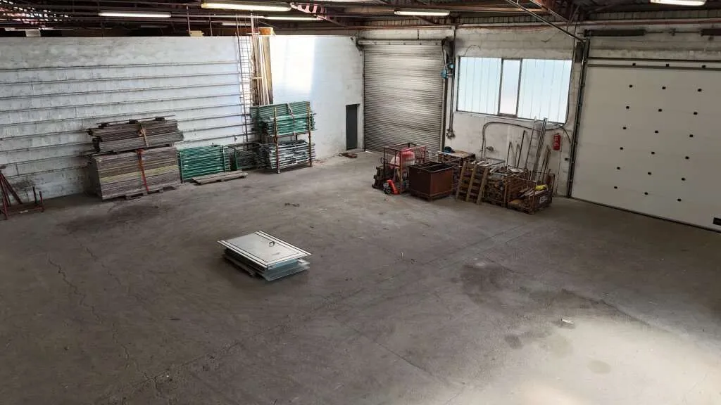 Geräumige Lagerhalle (350m²) mit zwei hohen Einfahrten - vielseitig nutzbar! - Ansicht 3