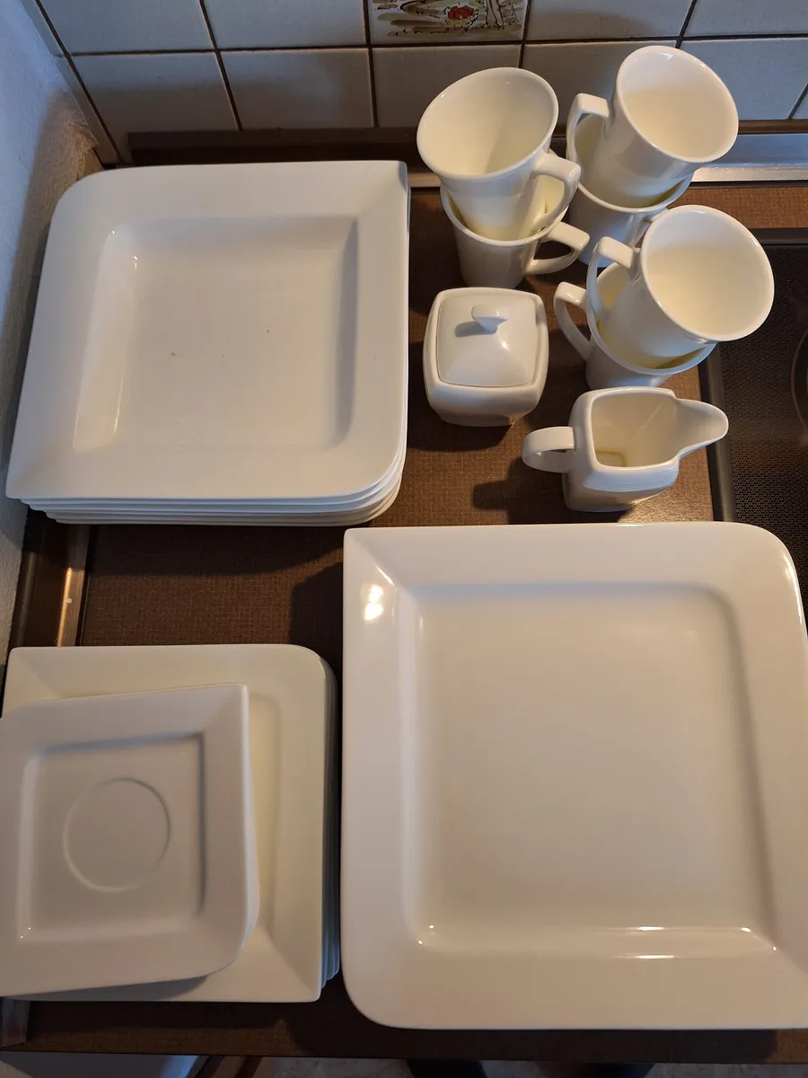Novel Geschirr Set, € 45,- (8101 Forstviertel)