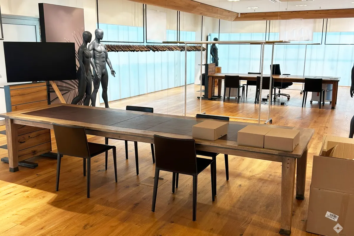 Stilvolle Gewerbefläche mit großzügigen Fensterflächen und Terrasse - Ansicht 2