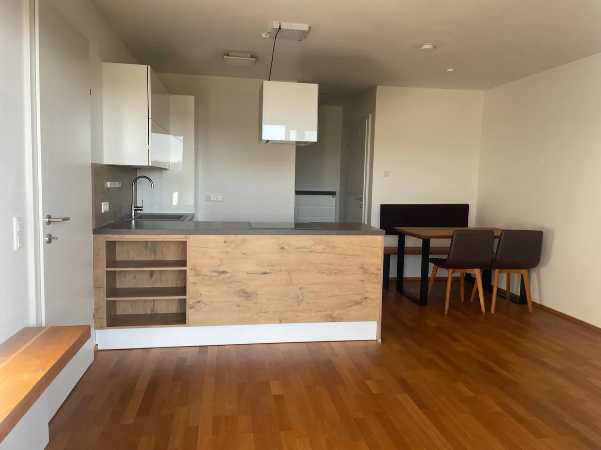 Wunderschöne 2 Zimmer Wohnung mit grossem Balkon und traumhaftem See- und Gebirgsblick – pohled 3