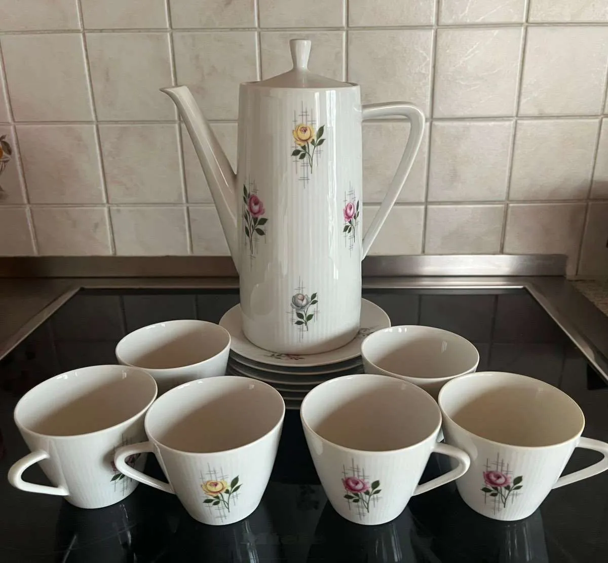 Kaffeeservice mit Blumen, € 20,- (4820 Bad Ischl)